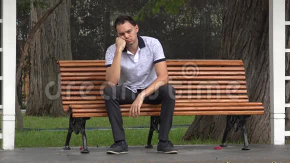 孤独的人在公园长凳上视频的预览图