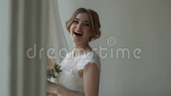 新娘高兴地笑了视频的预览图