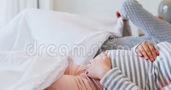 睡在卧室4k的孕妇视频的预览图