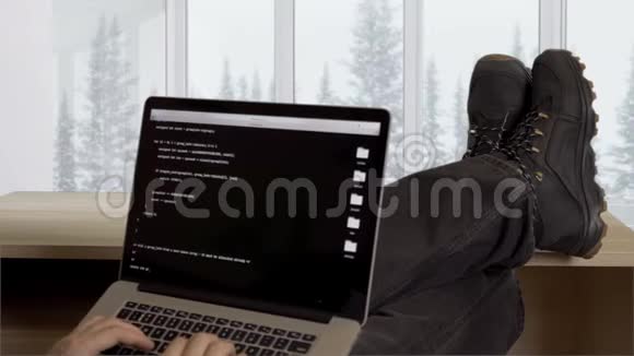 专业程序员编写笔记本电脑编程代码视频的预览图