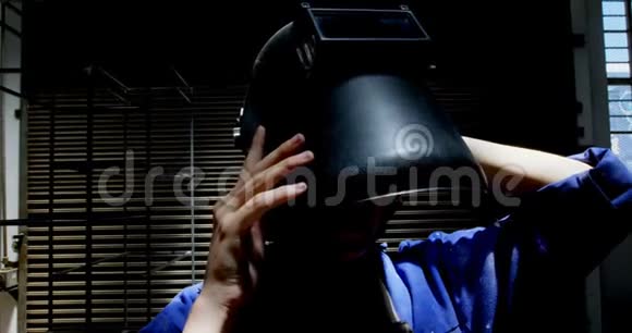 女焊工佩戴电焊安全帽4k视频的预览图