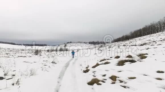 游客在雪地里散步视频的预览图