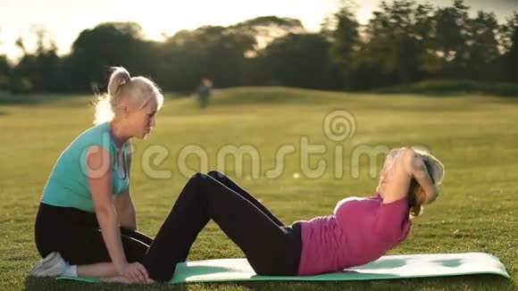 女士在垫子上做腹部按摩运动视频的预览图