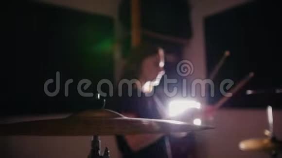 在车库摇滚乐队有着黑发的漂亮女鼓手视频的预览图