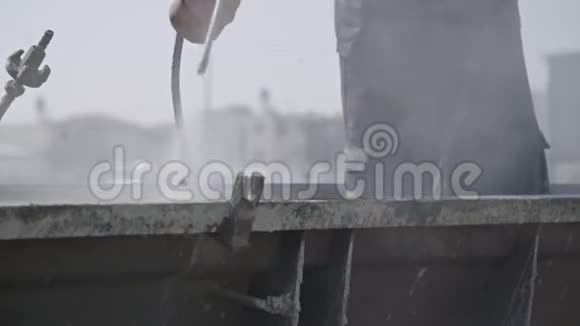 施工人员清理钢筋混凝土模具视频的预览图