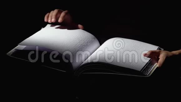 在黑暗的房间里为盲人读书的人关门视频的预览图