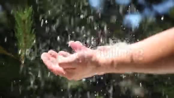 洗手水在自然环境中视频的预览图