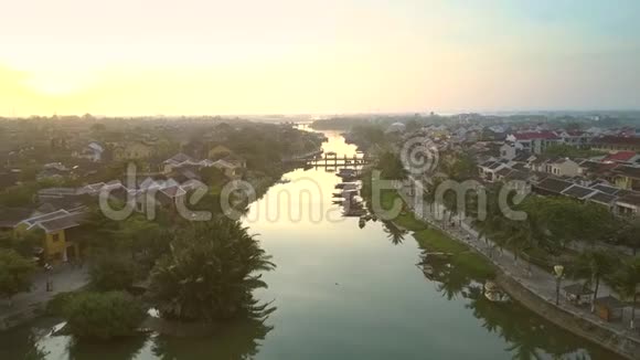 黎明时平静的河面上有棕榈树视频的预览图