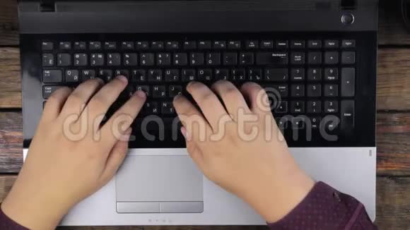 从上面看人在笔记本电脑键盘上工作视频的预览图