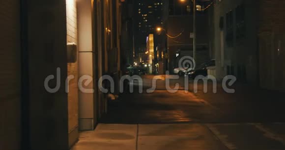 在晚上拍摄一条黑暗的小巷视频的预览图