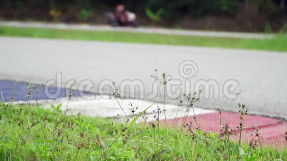 慢动作摩托车练习斜靠在跑道上的快速转弯处视频的预览图