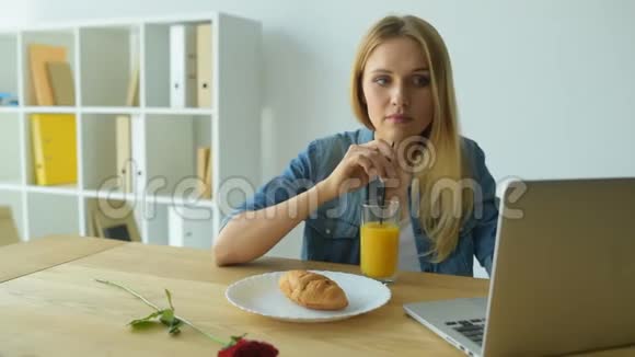 在早餐期间工作的轻松女孩视频的预览图