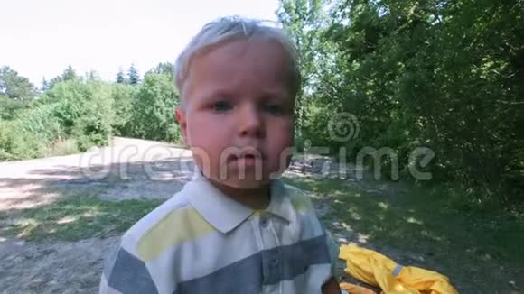 一个金发戴着太阳镜的小男孩失去了脸戴着大太阳镜的快乐宝宝的肖像视频的预览图