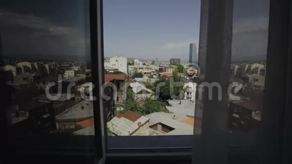 格鲁吉亚第比利斯老城区的景观有古老和现代建筑的屋顶玻璃摩天大楼视频的预览图