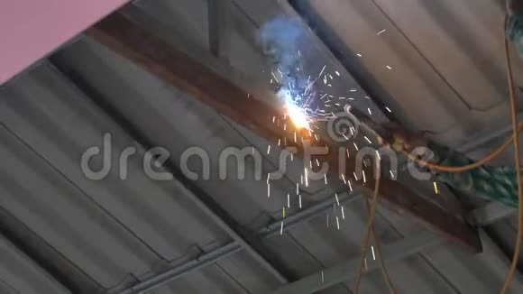 工厂工人用电焊机焊接钢结构视频的预览图
