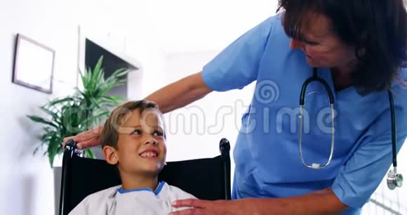 护士跟残疾男孩说话视频的预览图