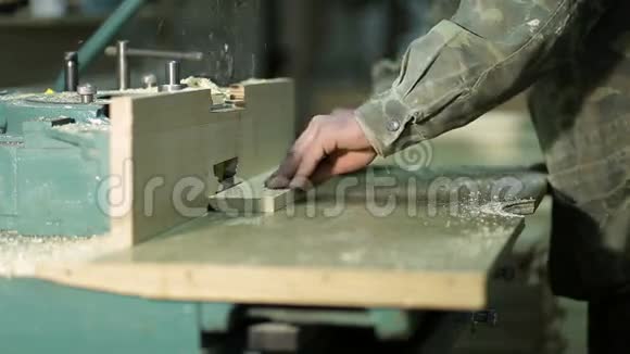 木匠手在电动切割机上工作视频的预览图