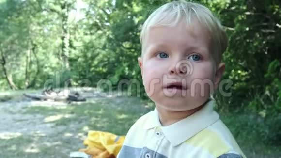 一个金发戴着太阳镜的小男孩失去了脸戴着大太阳镜的快乐宝宝的肖像视频的预览图