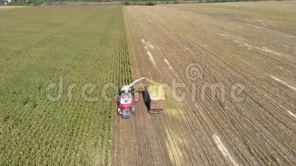 从空中从上到下拍摄的机器收获玉米视频的预览图