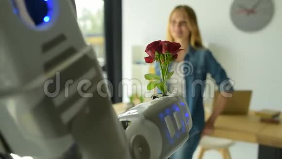 可爱的机器人机器送给女孩一束玫瑰视频的预览图