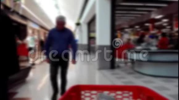人们在商场里散步时的柔和焦点视频的预览图
