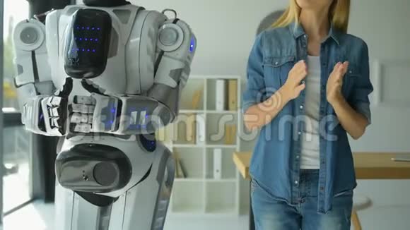 念的女孩教机器人新舞蹈视频的预览图