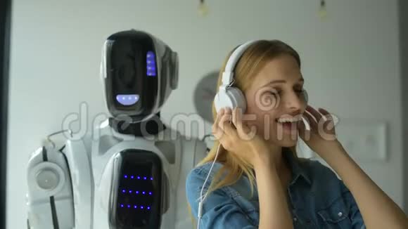 智能机器人跳舞女孩唱歌视频的预览图