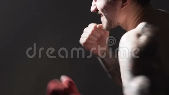 健身泰拳阳刚拳手准备在健身房打架视频的预览图