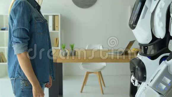 戴vr护目镜的女孩与机器人聊天视频的预览图
