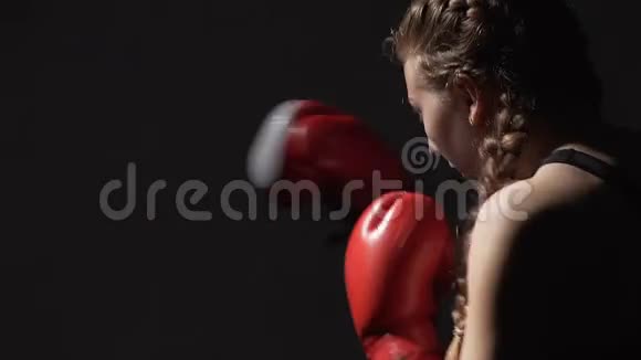 职业女性Muy泰国拳击手在健身房做空中拳击训练视频的预览图