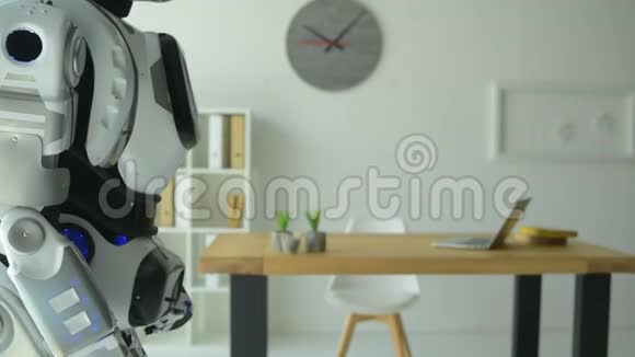 关闭女员工和机器人在办公室握手视频的预览图