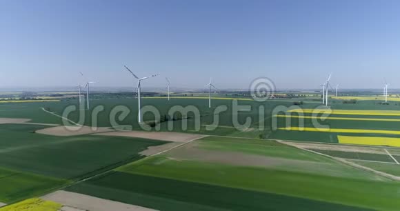 农村附近有风车的各种农业的空中射击视频的预览图