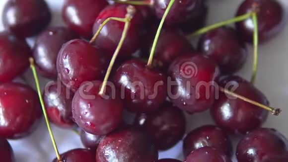 红色成熟樱桃果实的特写旋转视频的预览图