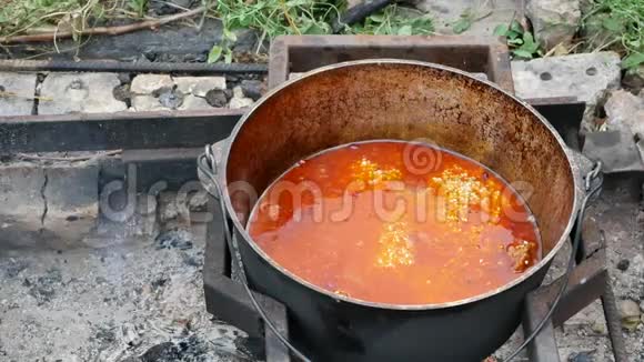 在大锅普洛夫皮拉夫露天烧饭视频的预览图