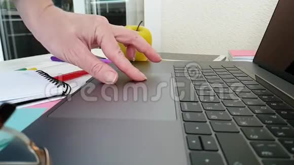 手在键盘上慢动作拍摄视频的预览图