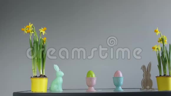 复活节的概念黄锅中的水仙复活节彩蛋和兔子雕像创意装饰快乐复活节视频的预览图