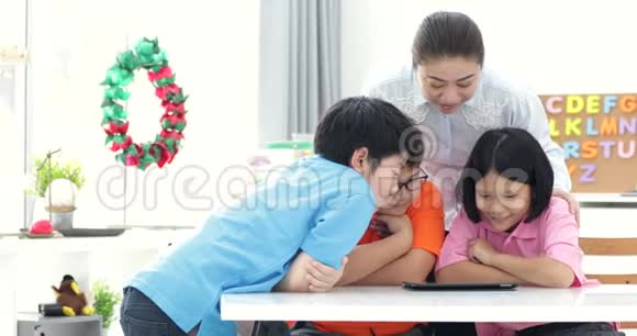 亚洲老师和三个孩子用数字标签娱乐自己视频的预览图