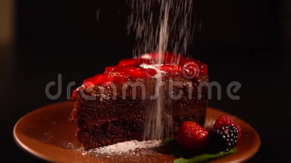 把蓖麻糖洒在巧克力蛋糕上视频的预览图