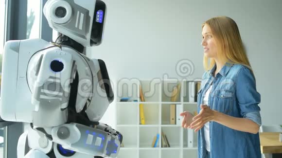 与机器人交谈时开朗的女孩打手势视频的预览图