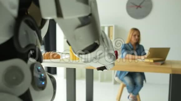 可爱的机器人带来浪漫的早餐视频的预览图