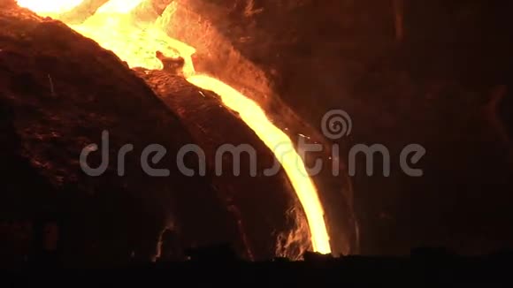 铁水从高炉喷出来从炉子上熔化金属视频的预览图
