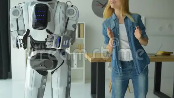 兴奋的女孩和机器人跳舞视频的预览图