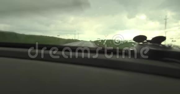 在雨中驾驶汽车雨滴在挡风玻璃上4K视频的预览图