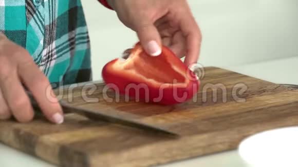 女人手切甜贝尔胡椒木切健康食品概念视频的预览图