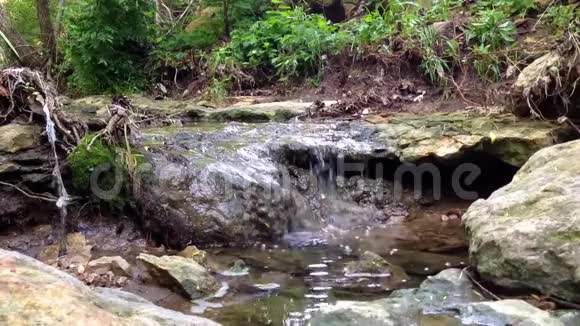 溪流水流小溪自然视频的预览图