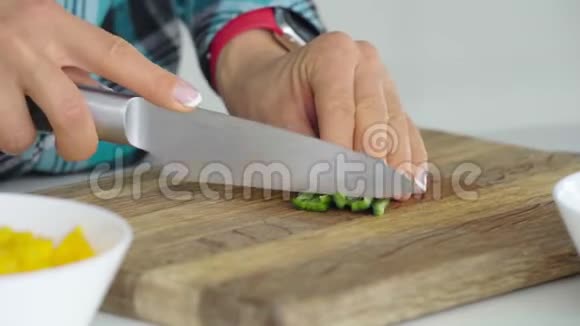女人手切甜贝尔胡椒木切健康食品概念视频的预览图