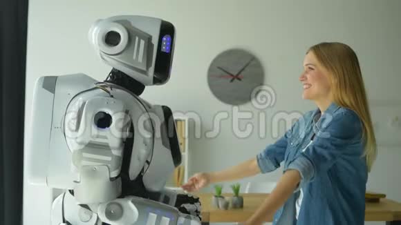 心胸开阔的女孩紧紧拥抱机器人视频的预览图
