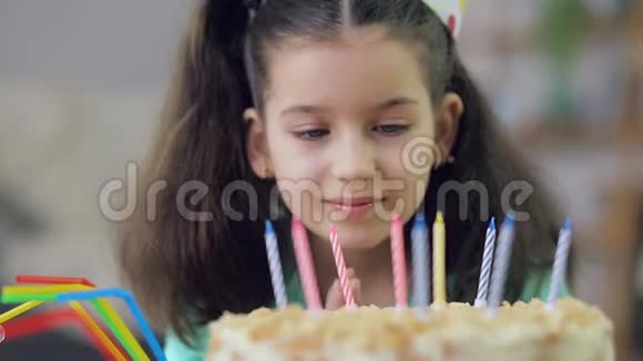 小女孩看着蛋糕视频的预览图