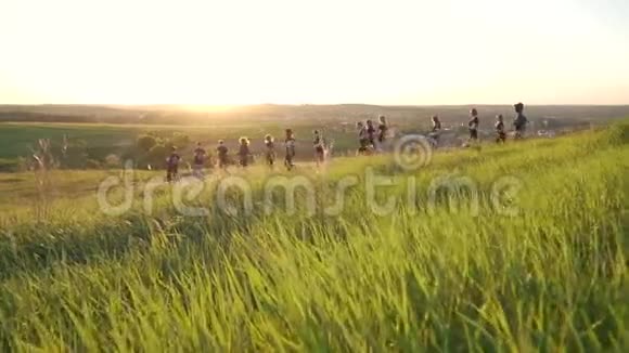 集体在阳光下户外跑步视频的预览图