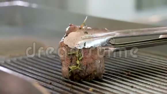 在烤盘上准备的大块牛肉视频的预览图